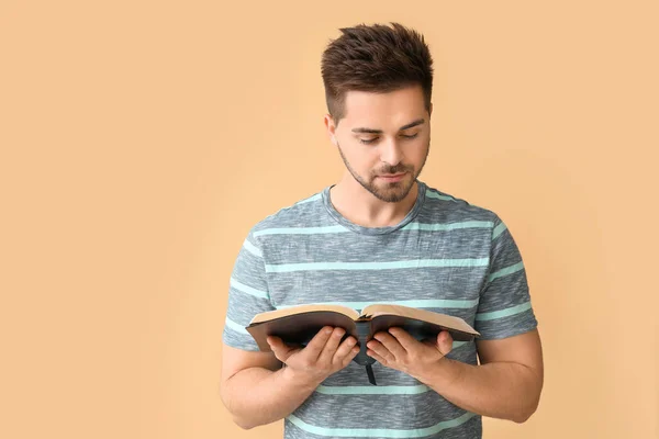 Anak Muda Membaca Alkitab Dengan Latar Belakang Warna — Stok Foto