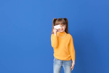 Renkli kartviziti olan küçük kız.