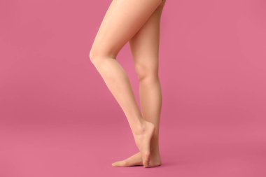 Külotlu çorap giymiş güzel bir kadın.