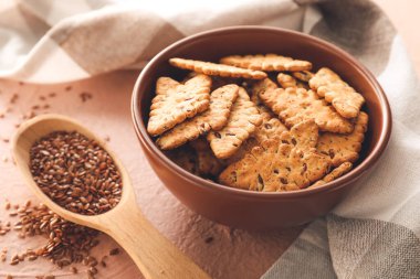 Arkaplanda mısır gevreği ve keten tohumu olan kase