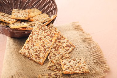 Renkli arkaplanda tahıl kurabiyeleri olan sepet