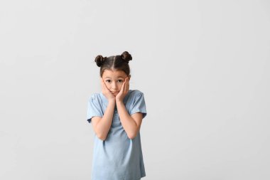 Hafif arka planda küçük bir kızdan özür diliyorsun.