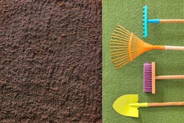 Topraklı ve manzaralı bahçe malzemeleri.