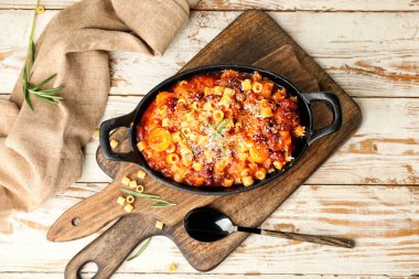 Lezzetli makarna ve fasulyeli tabak.