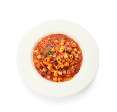 Lezzetli makarna ve beyaz arka planda fasulye kasesi.