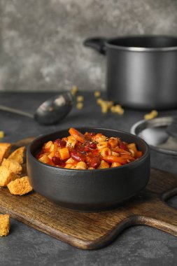 Lezzetli makarna ve fasulyeli kase.