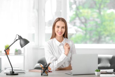 Ofisteki genç iş kadını.