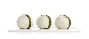 Beyaz arka planda geleneksel Japon onigiri tabağı