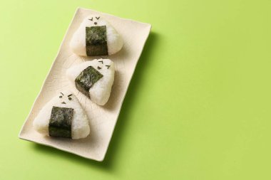 Renkli geleneksel Japon onigiri tabağı