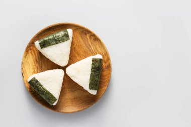 Gri arka planda geleneksel Japon onigiri tabağı
