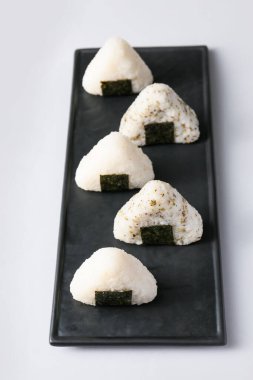 Gri arka planda geleneksel Japon onigiri tabağı