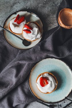 Masada lezzetli tartlı tabaklar.