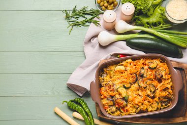 Masada lezzetli pişmiş makarna.