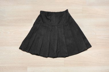 Ahşap arka planda şık okul üniforması