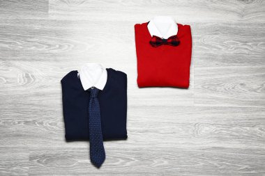 Ahşap arka planda şık okul üniforması