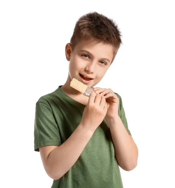 Roztomilý Chlapec Jíst Čokoládu Bílém Pozadí — Stock fotografie