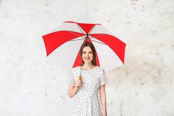 Hermosa Mujer Con Paraguas Sobre Fondo Claro — Foto de Stock