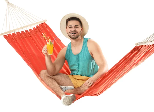 Kokteyl içen genç adam hamakta beyaz arka planda dinleniyor.