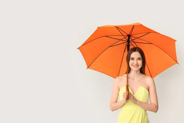 Belle Femme Avec Parapluie Sur Fond Clair — Photo