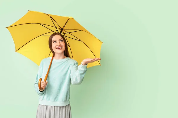 Schöne Frau Mit Regenschirm Auf Farbigem Hintergrund — Stockfoto