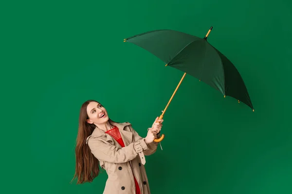 Schöne Frau Mit Regenschirm Auf Farbigem Hintergrund — Stockfoto