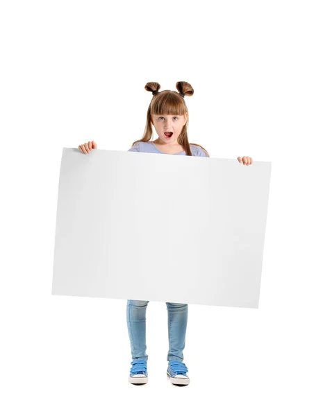 Menina Surpreendida Com Cartaz Branco Fundo Branco — Fotografia de Stock