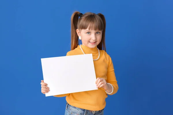 Menina Com Cartão Branco Fundo Cor — Fotografia de Stock