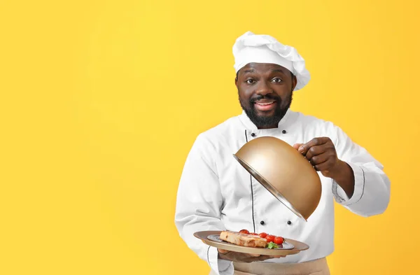 Male African American Chef Tasty Dish Color Background — Stock Photo, Image
