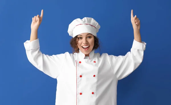 Female African American Chef Pointing Something Color Background — Stock Photo, Image