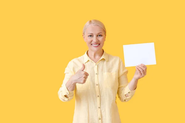 Mature Woman Blank Card Showing Thumb Color Background — Stock Photo, Image