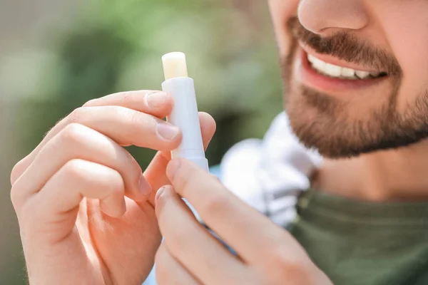 Stilig Ung Man Med Läppbalsam Utomhus Närbild — Stockfoto