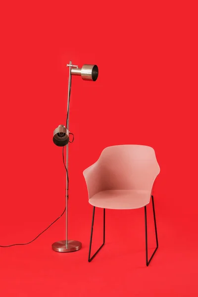 色系背景灯的时髦椅子 — 图库照片