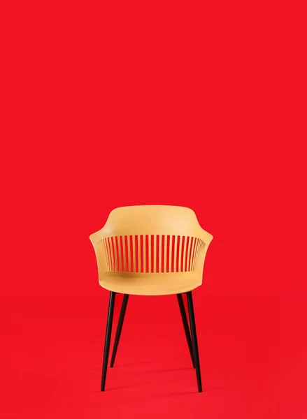 Stilvoller Stuhl Auf Farbigem Hintergrund — Stockfoto