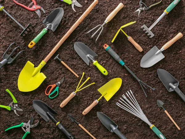 土壤背景下的园艺工具 — 图库照片