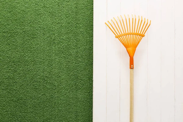 Harke Für Die Gartenarbeit Auf Farbigem Hintergrund — Stockfoto