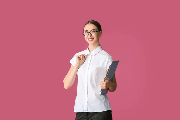 Schöne Junge Geschäftsfrau Stilvollem Hemd Auf Farbigem Hintergrund — Stockfoto