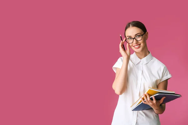 Schöne Junge Geschäftsfrau Stilvollem Hemd Auf Farbigem Hintergrund — Stockfoto