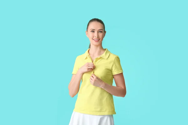 Schöne Junge Frau Stylischem Poloshirt Auf Farbigem Hintergrund — Stockfoto