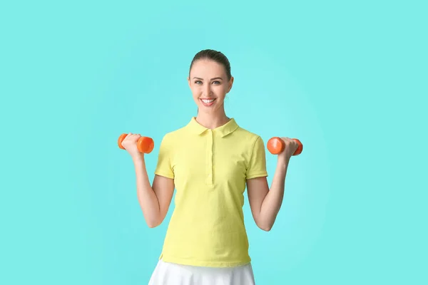 Sportliche Junge Frau Mit Hanteln Auf Farbigem Hintergrund — Stockfoto