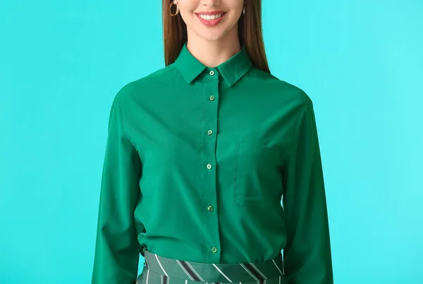 Hermosa Joven Mujer Negocios Camisa Con Estilo Fondo Color —  Fotos de Stock