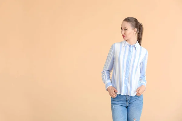 Hermosa Mujer Joven Camisa Con Estilo Fondo Color —  Fotos de Stock