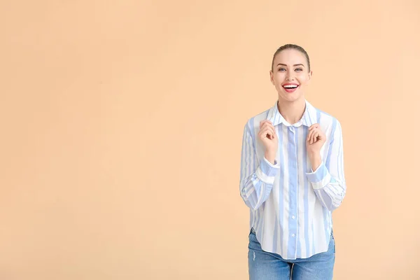 Hermosa Mujer Joven Camisa Con Estilo Fondo Color —  Fotos de Stock