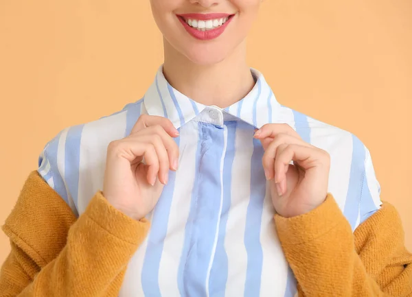 Vacker Ung Kvinna Snygg Skjorta Färg Bakgrund — Stockfoto