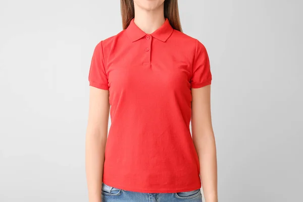 Hermosa Mujer Joven Camisa Polo Con Estilo Sobre Fondo Claro —  Fotos de Stock