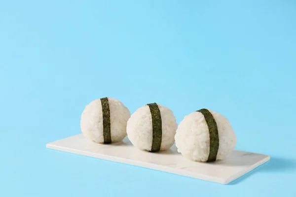 Teller Mit Traditionellem Japanischen Onigiri Auf Farbigem Hintergrund — Stockfoto