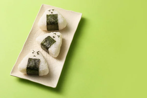 Piring Dengan Onigiri Tradisional Jepang Pada Latar Belakang Warna — Stok Foto