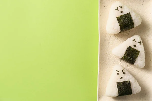 Teller Mit Traditionellem Japanischen Onigiri Auf Farbigem Hintergrund — Stockfoto