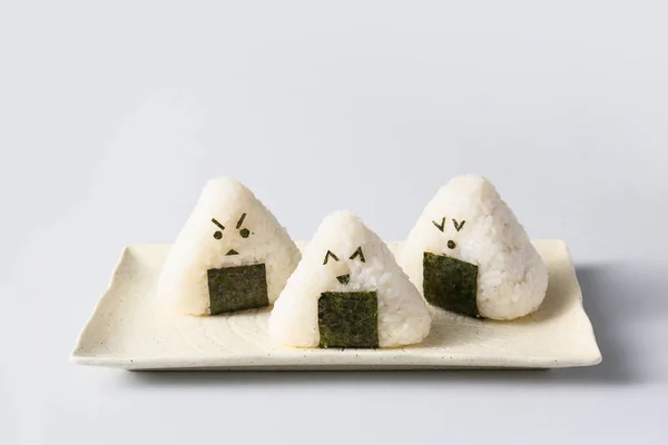 Teller Mit Traditionellem Japanischen Onigiri Auf Grauem Hintergrund — Stockfoto