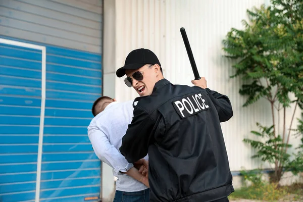 Agressivo Policial Maltratando Homem Livre — Fotografia de Stock