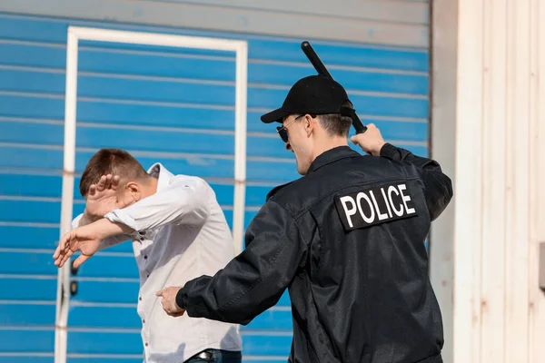 Oficial Policía Agresivo Maltratando Hombre Aire Libre — Foto de Stock